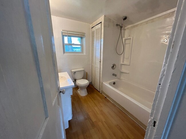 Building Photo - 2 Bed 1 Bath Large House with Fenced Yard and Washer Dryer Hookups