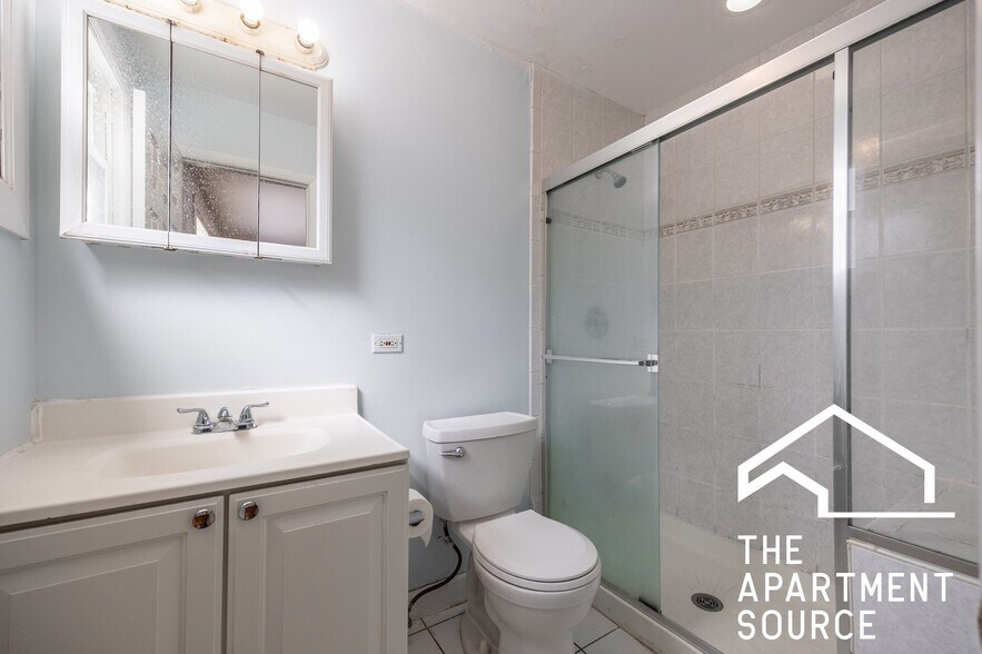 Building Photo - 1643 W Sherwin Ave