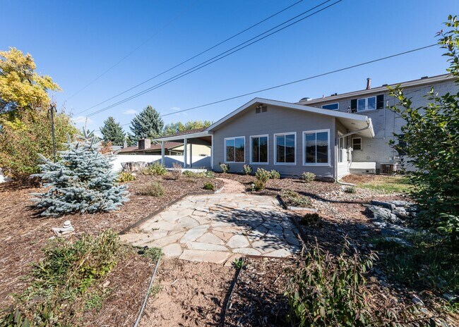 Building Photo - Cozy Home Centrally located Colorado Sprin...