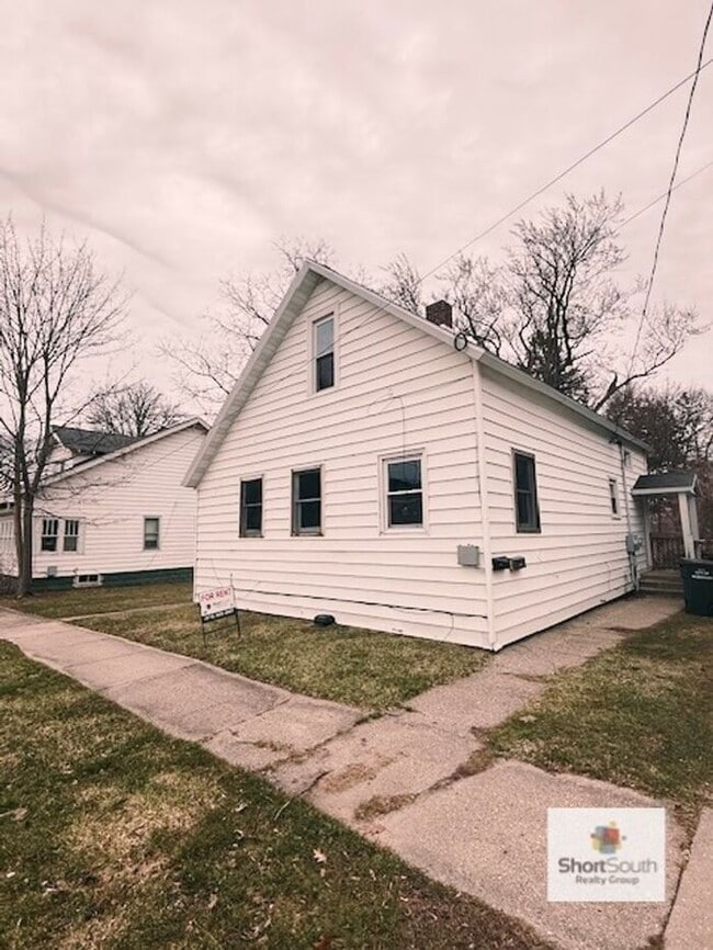 Building Photo - Updated 2 bed 1 bath main floor apartment with covered detached garage