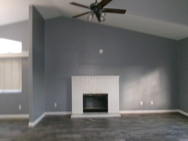 Building Photo - NW-WITH POOL !