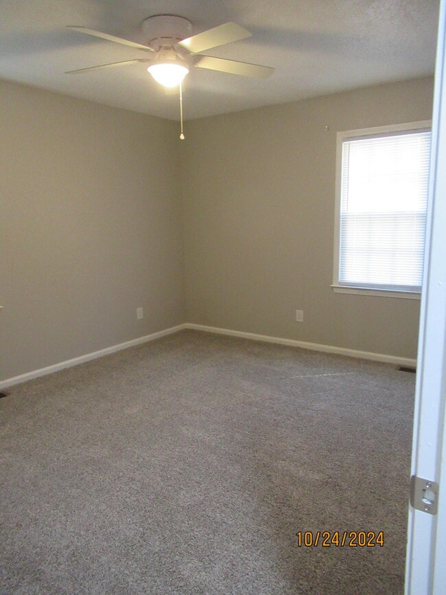 Building Photo - 870 Marigold St