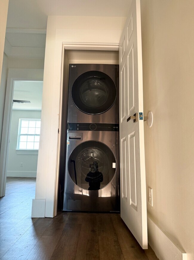 Building Photo - 1912 Sanford Dr