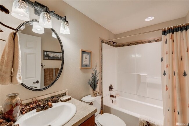 Building Photo - Amazing Views & Amazing 4 Bedroom/3 Bath H...