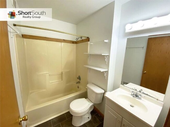 Building Photo - 4 bed 2 bath Single Family Home