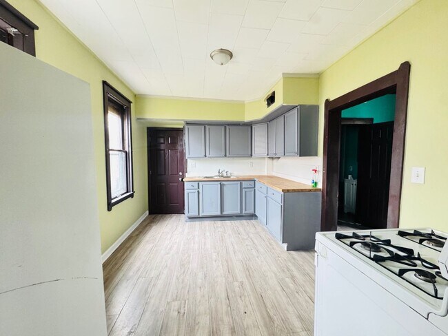 Building Photo - 3621 Sackett Ave