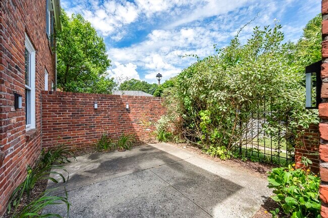 Building Photo - 25 Yorktown Dr
