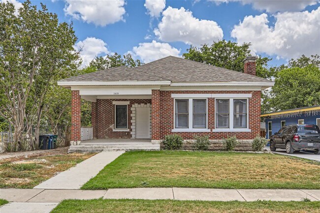 Primary Photo - Unique craftsman home!