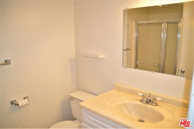 Building Photo - 6050 Canterbury Dr