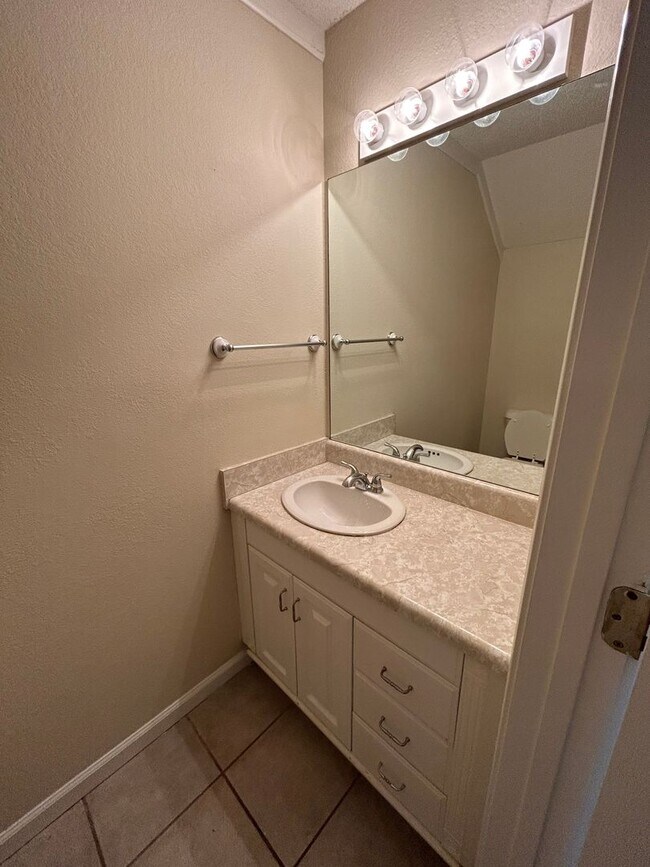 Building Photo - 3/2.5 Nice Townhouse in Armuchee- $1,350