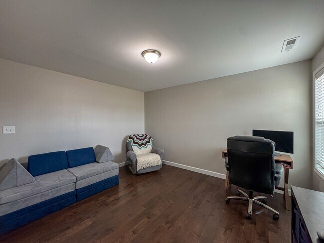 Building Photo - Gorgeous 4 Bed 2.5 Bath Home with Fenced Backyard