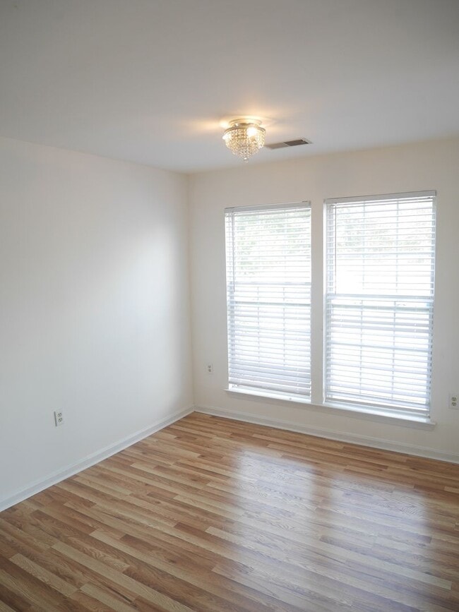 Building Photo - Spacious 2nd Floor Condo in Russett – Prim...