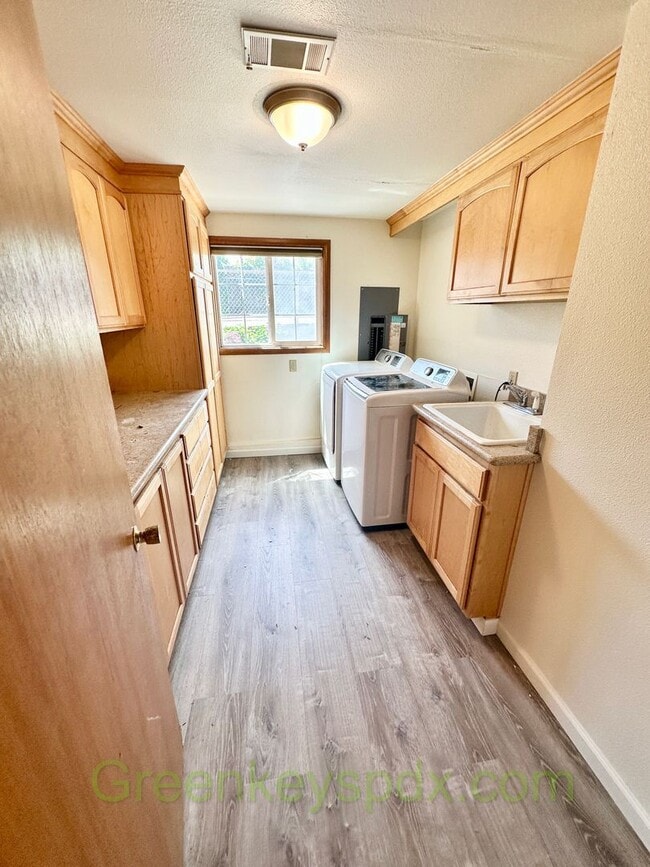 Building Photo - Mid-Century Classic House in Reedwood Neig...