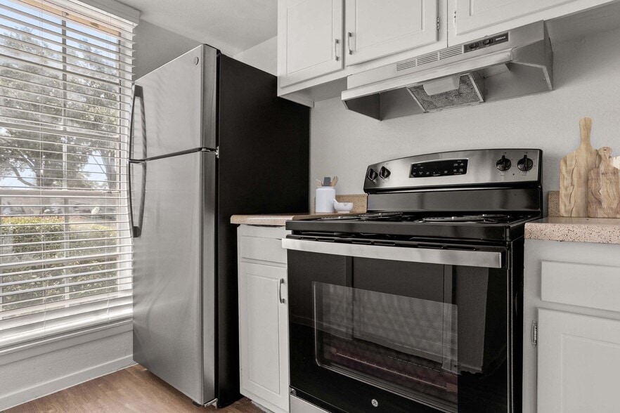 Primary Photo - Chevy Chase Apartments