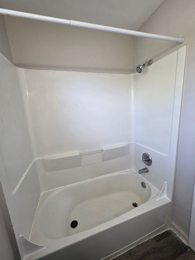 Building Photo - 2 Bed Duplex Near Downtown Liberty & William Jewell!