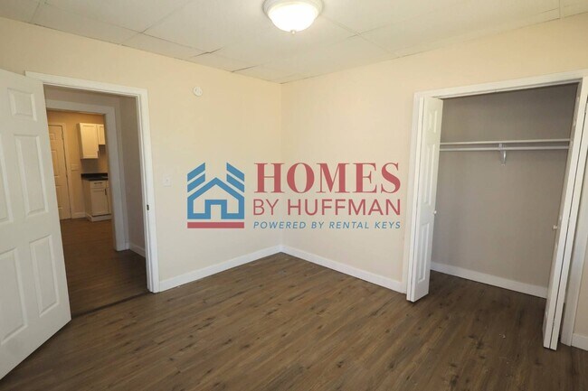 Building Photo - Four Bedroom House | One Bathroom