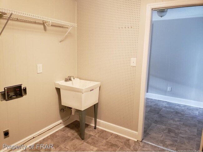 Building Photo - 311 Westview Dr