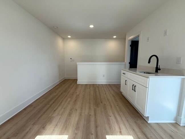 Building Photo - 3 - Level Modern Apartment in East Nashville