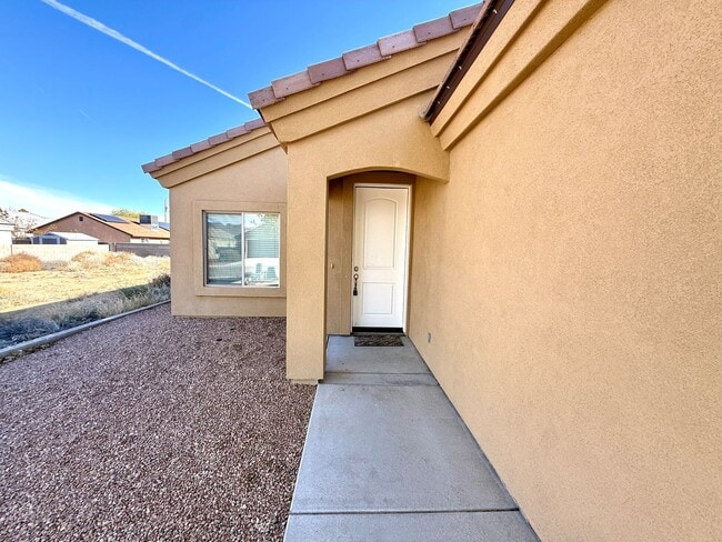 Building Photo - Great 3 Bedroom, 2 Bathroom Home Centrally Located- Available Now!