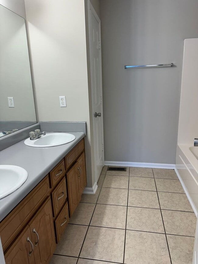 Building Photo - Large 3br 2ba with garage and privacy fence in Antioch, Tn
