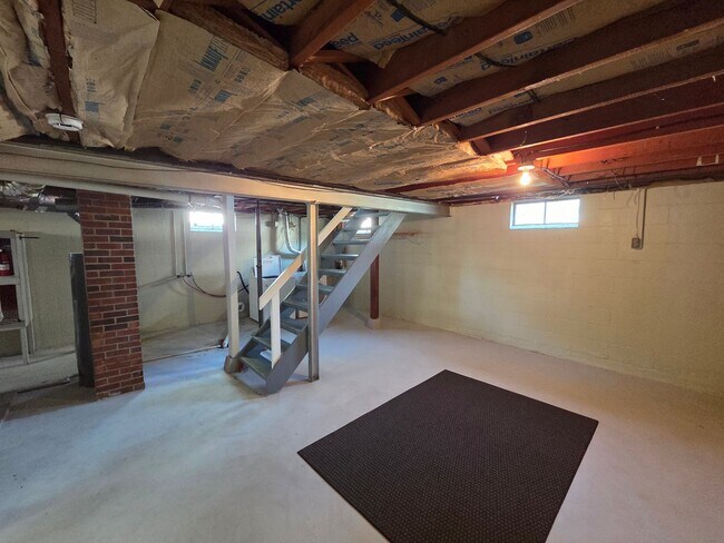 Building Photo - 3 Bedroom Cedar Falls House