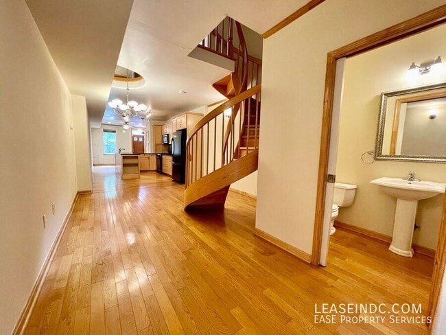 Building Photo - 936 4th St NE