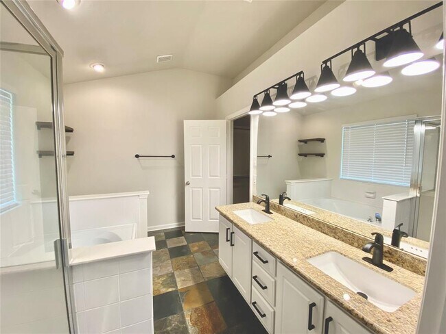 Building Photo - 6 Tivoli Garden Ct