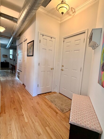 Building Photo - 1023 W Balmoral Ave