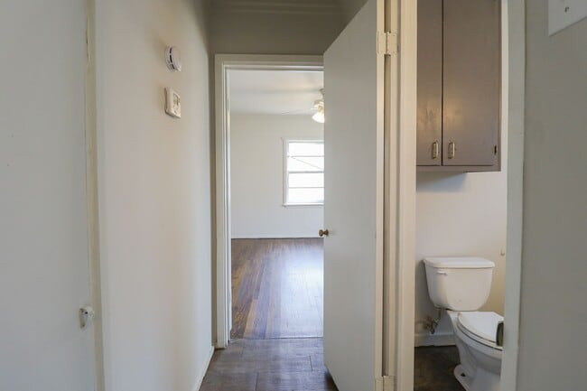 Building Photo - 1 Bedroom Duplex Available Immediately!