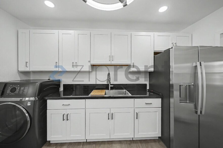 Building Photo - Unit