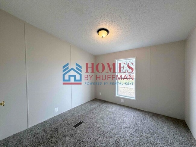 Building Photo - Three Bedroom | Two Bath House