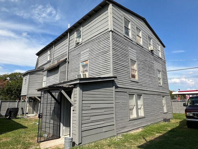 Primary Photo - 2419 Pannell St