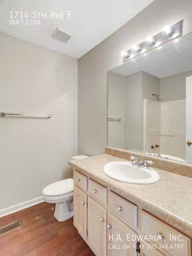 Building Photo - 1714 5th Ave E