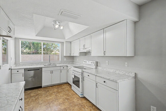 Building Photo - 3223 E Emerald Cir