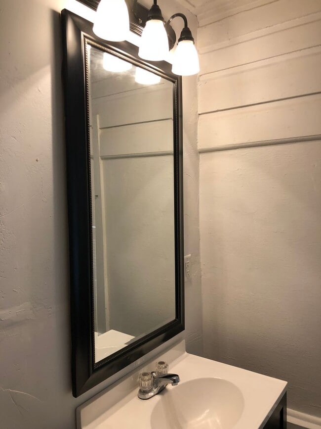 Building Photo - Orient Street