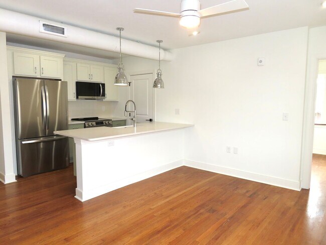 Building Photo - 2724 E Magnolia Ave