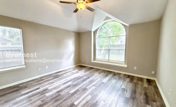 Building Photo - 9926 Goldenglade Dr