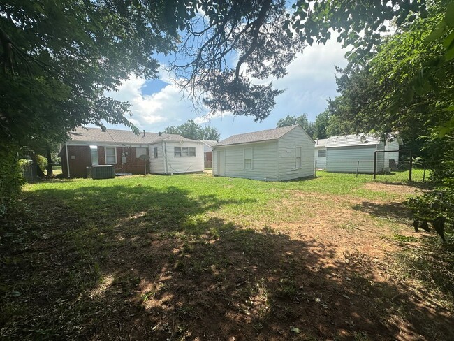 Building Photo - 2 Bed, 1 Bath, 1 Car Garage