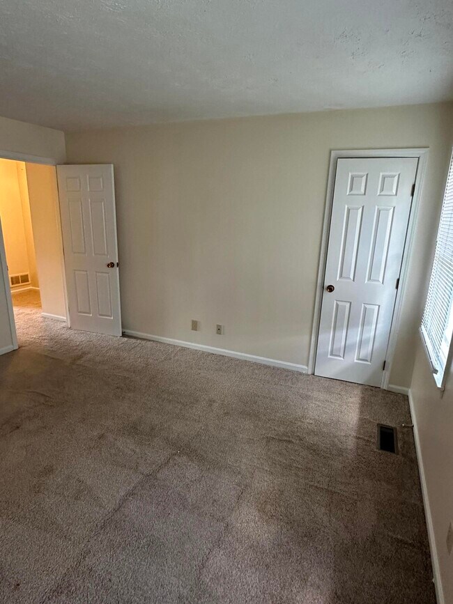Building Photo - 165 Landings Dr