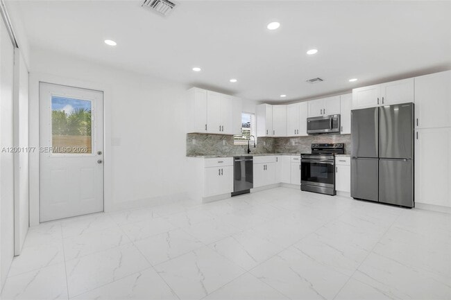 Building Photo - 810 SW 14th Ct