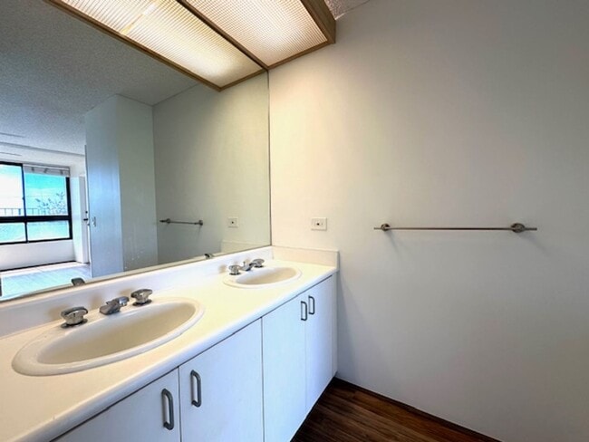 Building Photo - 2 Bedroom, 2 Bathroom, 2 Parking (Iolani P...