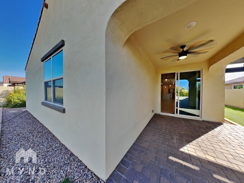 Building Photo - 9520 Thatcher Ave