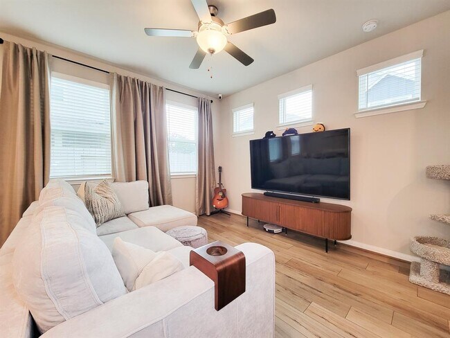 Building Photo - 1510 Lakeline Oak Dr