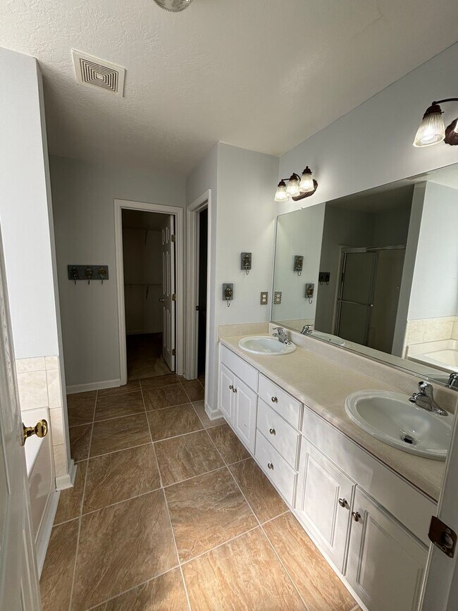 Building Photo - 2026 Lake Forest Dr