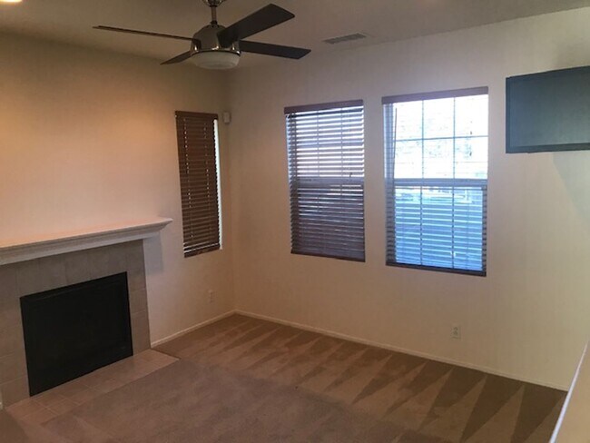 Building Photo - Gated Community!