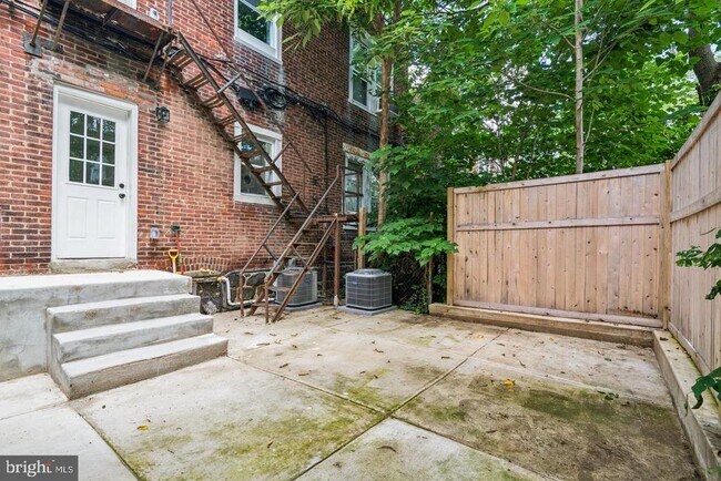 Building Photo - 4824 Sansom St