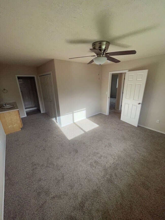 Building Photo - 917 W Ellendale Ave