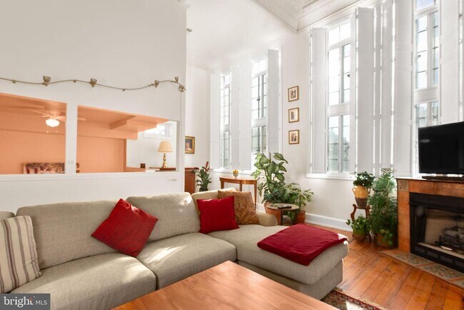 Building Photo - 809 Caroline St