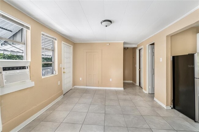 Building Photo - 418 E Amelia Ave