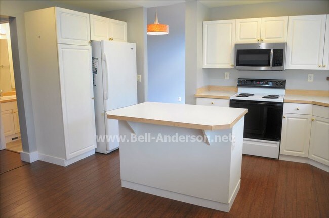 Building Photo - APPLICATION PENDING View Ridge Home with Thr